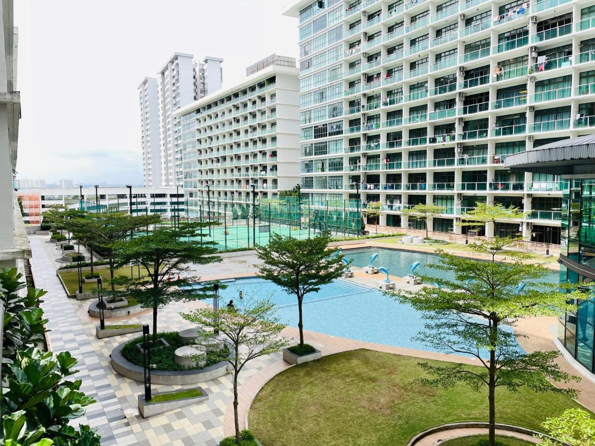 Palazio Mount Austin 2Br Studio Pool View With Tv Box-3 Plus 1 Pax C2-07 Johor Bahru Esterno foto