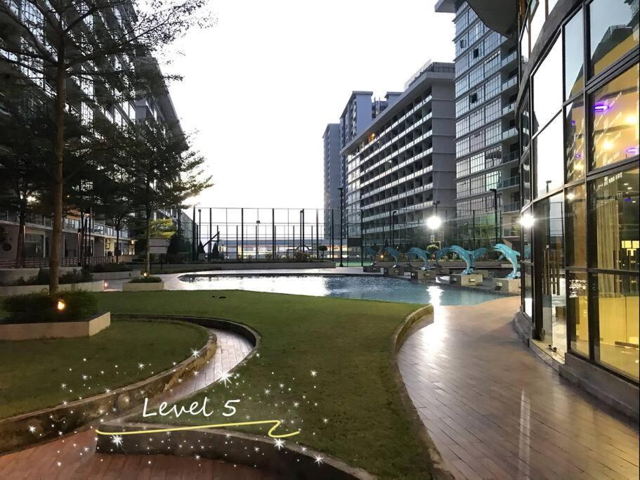Palazio Mount Austin 2Br Studio Pool View With Tv Box-3 Plus 1 Pax C2-07 Johor Bahru Esterno foto
