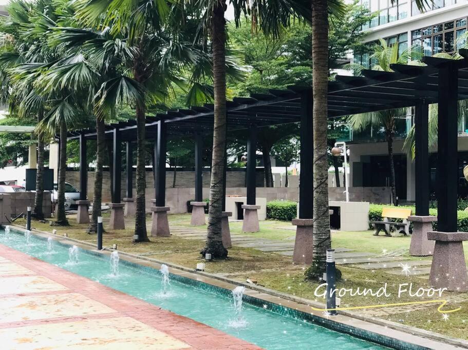Palazio Mount Austin 2Br Studio Pool View With Tv Box-3 Plus 1 Pax C2-07 Johor Bahru Esterno foto